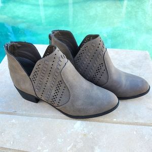 Me Too! Ankle Boots Gray Size 7